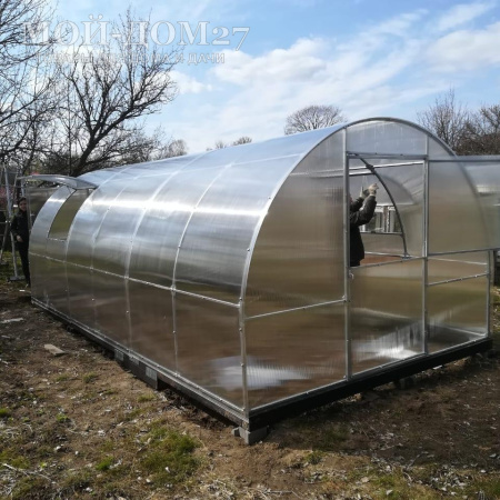 Теплица Сибирская Усиленная 6 метров с поликарбонатом | Мой-Дом27 | Каркас изготовлен из оцинкованной замкнутой трубы 20*20 мм.<br>
 Ширина - 3 метра. Высота - 2,1 метра. Длина 6 метров. <br>
 Выдерживаемая снеговая нагрузка - 100 кг/м2. Выдерживаемая ветровая нагрузка - до 15 м/с.<br>
 Расстояние между дугами 1 метр. <b>Толщина металла дуг 1,2 мм</b>. Ширина двери 0,96 метра.<br>